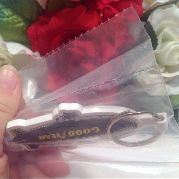 Vintage Keychain Goodyear Blimp - Picture 3 of 7